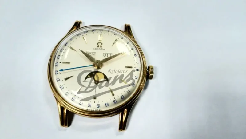 Omega Cosmic triple calendario y fase lunar